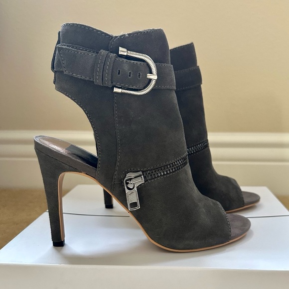 NEW IN BOX! Dolce Vita Hoyce Dark Grey Suede Ankle Bootie, Size 7.5 - Picture 3 of 4